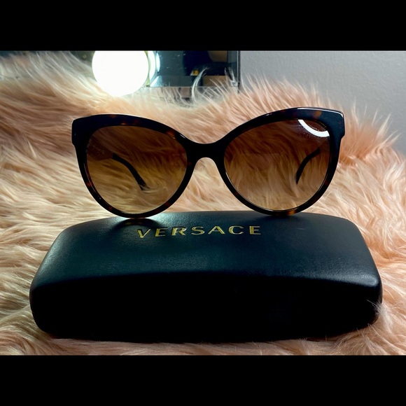 2️⃣9️⃣5️⃣ Authentic Versace Sunglasses 👓 - Picture 1 of 9